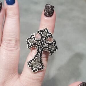 ĤUGE‎ Jeweled cross statement ring